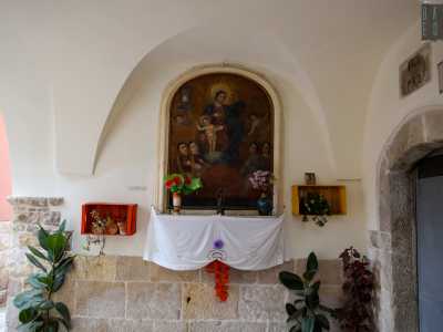 Torniamo su via della Minerva e prendiamo a sinistra via Giotto fino a raggiungere l�arco della Madonna della Porta, che prende il nome dalla vicina chiesa matrice. Qui per valorizzare l�icona � stato allestito un altarino con una candida tovaglia e cassette di legno colorate in cui sono inserite delle piantine